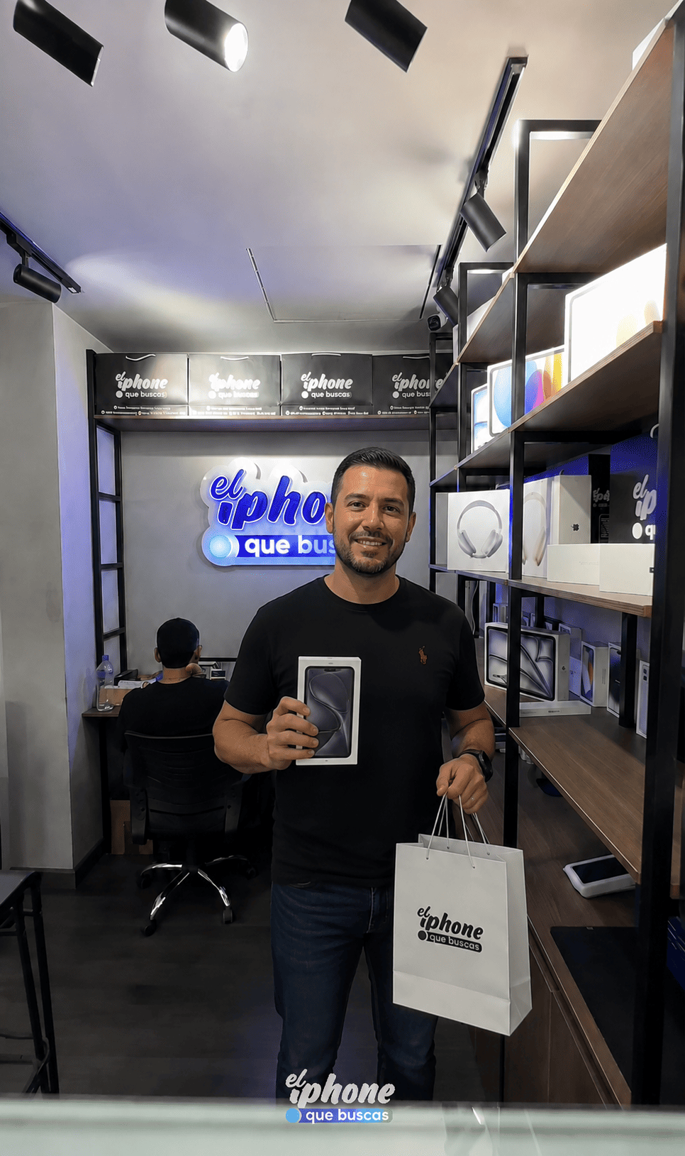 Entrega de Apple Watch a cliente feliz